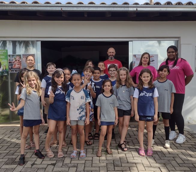 api-modulos/fotos/img/galeria_cat_culturais_490/490/13503/VISITA GUIADA POR GUSTAVO, COLÉGIO APOGEU DE PARÁ DE MINAS, PROF. GRAZIELE, À ESQ, E SÍNTIA E NAIELE, À DIR.,05.11.2025 (14).jpg